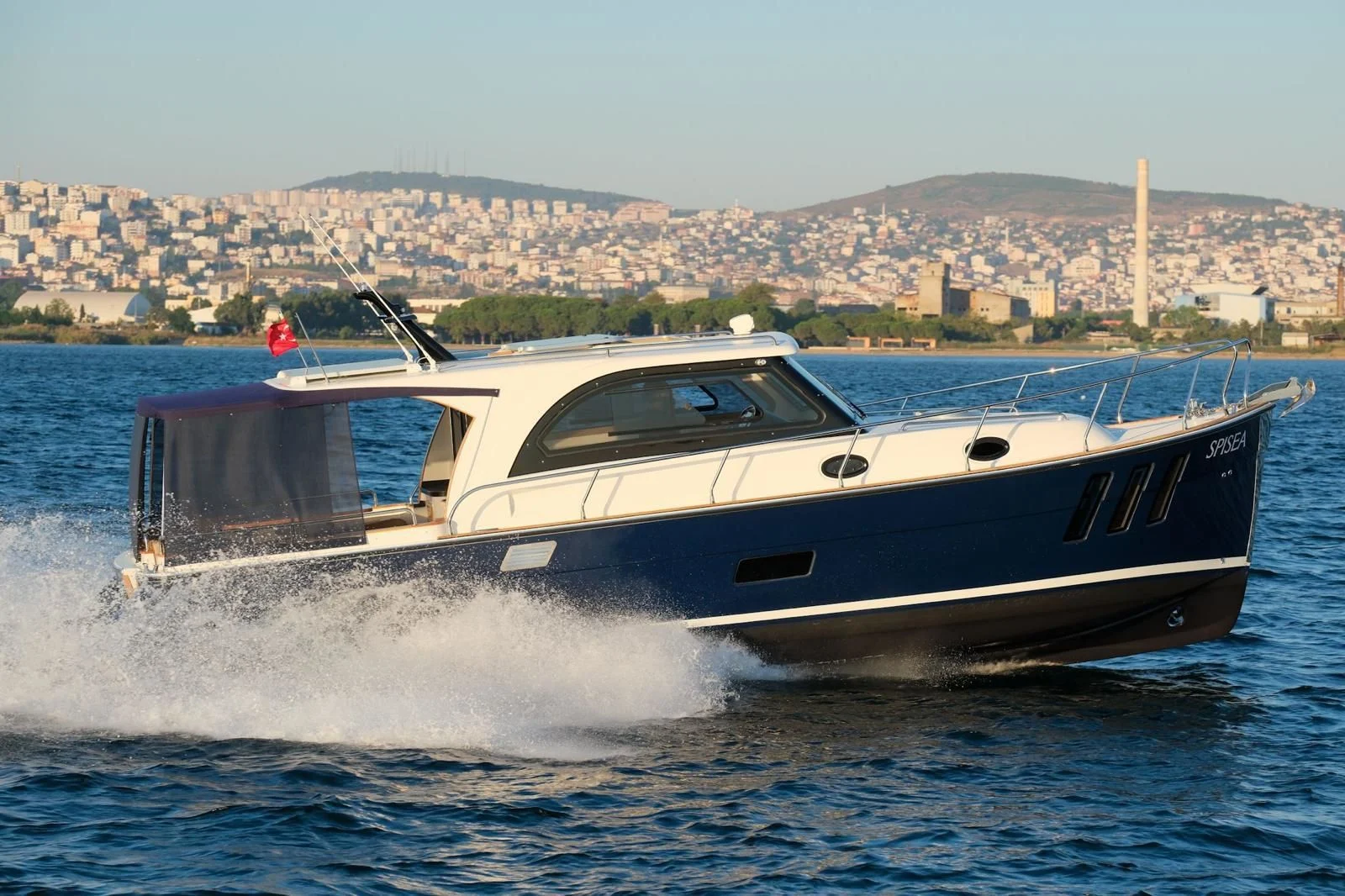 Lobster-37 Motoryacht ile Denizde Konforun ve Gücün Adı | Marinboat 2025